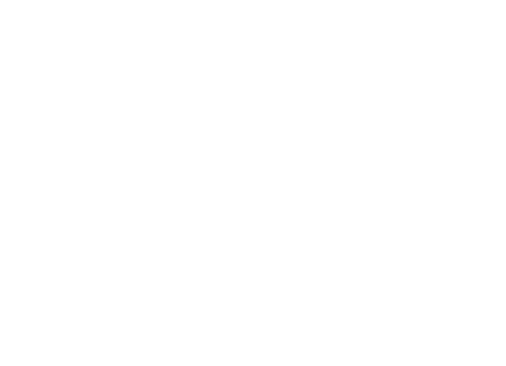 Hier in Freital Hainsberg wurde am 19. November 2022 mit Spannung das Achtelfinalspiel des Wernersgrüner Sachsenpokals sehnsüchtig erwartet. Das Geläuf war über Nacht eingepudert worden. Das Spielfeld daraufhin in polarisiertem Design. Das, was sonst grün ist war weiß und das, was sonst als weiße Markierung dargestellt wird, war grün. Lediglich die Sechszehner hatte man in Gänze freimachen können. Alles in allem suboptimale Rahmenbedingungen für die Protagonisten des Spiels.   Es war jedoch optisch betrachtet eine malerische Kulisse. Dazu strahlend blauer Himmel und Sonne.   Für uns als Kamerateam dennoch nicht ganz so einfache Lichtverhältnisse. Eine Mischung aus tief stehender Sonne, starken Lichtreflexionen wegen des weißen Belages und dazu Schattenwurf durch die angrenzende Bergformation. Da hat man ganz schön an den Einstellungsrädchen im Minutentakt zu drehen.  Mit mehr als 1.100 Zuschauern, davon die Hälfte aus Chemnitz, war das Johannes-May-Stadion vollständig ausgelastet. Es herrschte eine tolle Stimmung.